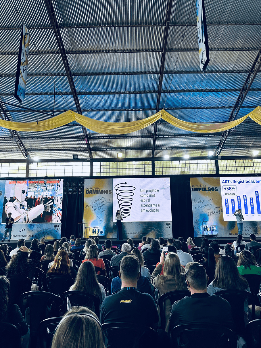 Juliana Ristòf conduzindo uma palestra para líderes